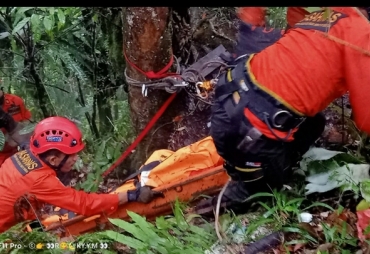 Tim Basarnas Medan Evakuasi Sesosok Mayat di Dalam Jurang