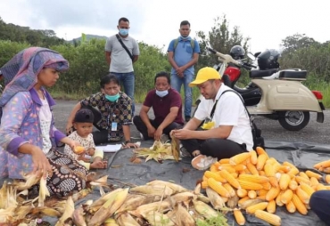 Bupati Pakpak Bharat Roadshow Ke Desa Gunakan Vespa