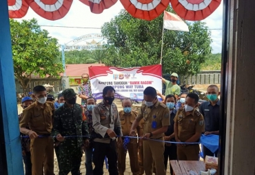 Kanit Binmas Polsek Gunung Labuhan Resmikan Kampung Tangguh Way Tuba