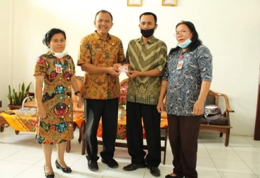 Kepala Sekolah SD Negeri 030280 Sidikalang terima 158 Keping KIA