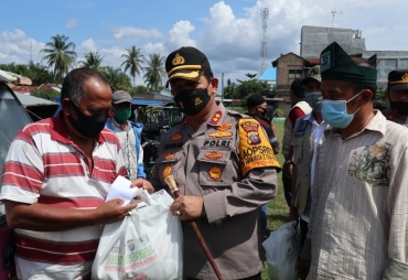 50 Penarik Becak Terima Bantuan Kapoldasu yang Diberikan oleh Kapolres Batu Bara