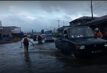 Tergenang Air Setinggi Lutut Jalinsum Kabanjahe-Berastagi Macet