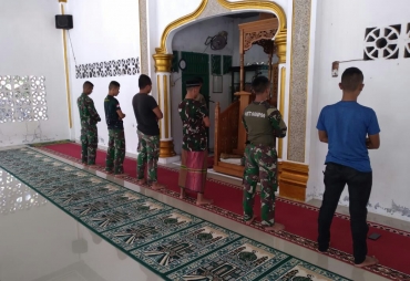 Di Tengah Hiruk Pikuk TMMD Satgas dan Masyarakat Tetap Makmurkan Masjid