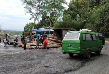 Truk Kayu Terguling Warga yang Hendak Ingin Berlibur Ke Berastagi Diminta Tunda Perjalanan