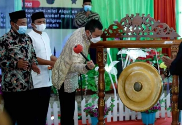 Pukul Gong Bupati Pakpak Bharat Resmi Buka MTQ Ke-18