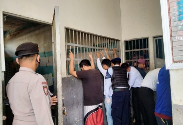 Dibantu Polres dan BNNK Lapas Way Kanan Geledah Kamar Warga Binaan