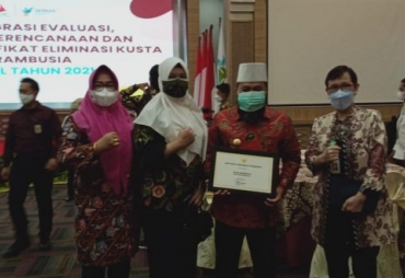 Walikota Helmi Terima Penghargaan Kemenkes RI