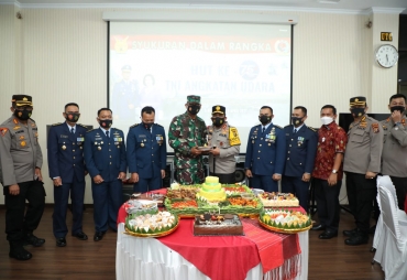 Kapolda Sumut Berikan Suprise Hari Jadi TNI AU ke 75
