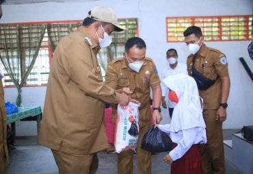 Pj Bupati Labuhanbatu Serahkan Paket Sembako kepada Siswa Kurang Mampu