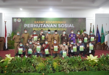 Wagub Rosjonsyah Serahkan SK Hijau Perhutanan Sosial Total 53.379 Hektar Dikelola Masyarakat