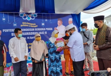 Walikota dan Direktur PDAM Tirta Hidayah Berbagi Bingkisan Untuk Penyapu Jalan Dan Warga