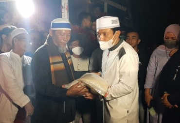 Usai Tarawih Wawali Langsung Beri Bantuan kepada Imam Masjid yang Rumahnya Terbakar