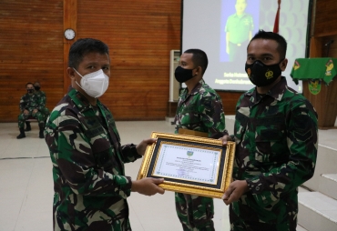 Danrem 041/Gamas Berikan Jam Komandan dan Penghargaan Kepada Prajurit Yang Berprestasi 