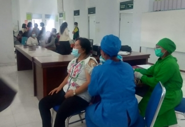 Guru dan Tenaga Kependidikan SMA N 1 Simpang Empat Jalani Vaksinasi
