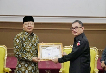 Gubernur Rohidin Terima Piagam Apresiasi dari Bawaslu