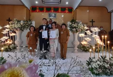 Setelah Pemberkatan Pasangan Pengantin Langsung  Terima Akte Kawin