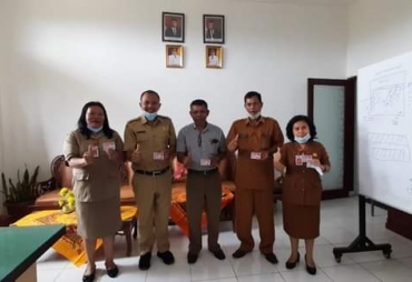 Kepala Sekolah SD Negeri Batangari Terima KIA 80 Keping