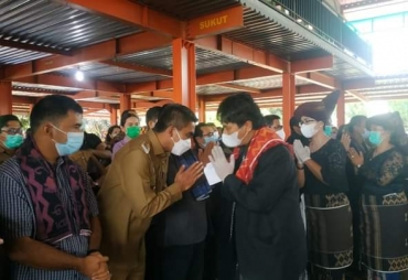 Wabup Karo Melayat ke Rumah Duka Orang Tua Ketum Moderamen GBKP