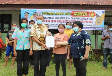 Pelayanan “Jempol” Adminduk & Perpustakaan Hadir di Desa Uruk Blin 