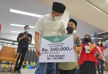 Hadirkan Kebahagiaan Untuk Anak Yatim Gubernur Rohidin Bagikan Voucher Baju Lebaran