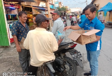 KNPI Nibung Hangus Berbagi Takjil di Simpang 4 Ujung Kubu