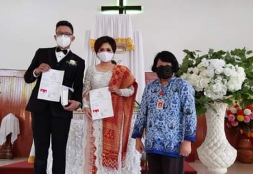 Pengantin Baru Langsung dapat Akta Kawin Setelah Diberkati Oleh Pendeta
