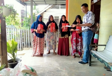 Direktur PT Imza Rizky Jaya Group Salurkan Ratusan Paket Sembako 