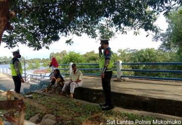 Sat Lantas Polres Mukomuko Himbau Warga Patuhi Prokes