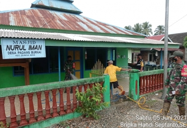 Tiga Pilar Desa Padang Burnai Sosialisasikan Disiplin Prokes dan Semprotkan Disinfektan