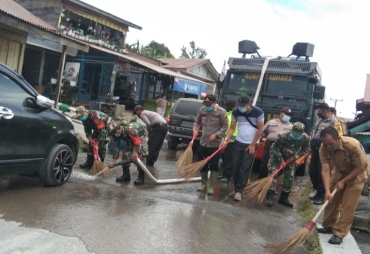 TNI-Polri Bersama Warga Siram Desa yang Terpapar Abu Vulkanik Sinabung