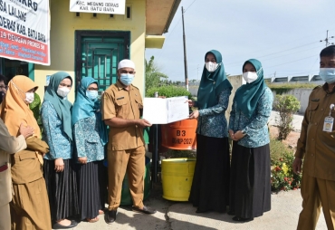 Ketua TP PKK Batu Bara Berikan Bantuan Tong Sampah Ke Tiga Desa Binaan