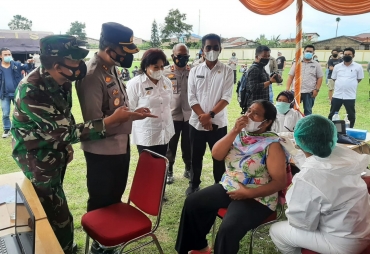 Forkopimda Karo Tinjau Pelaksanaan Vaksinasi Massal