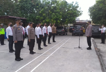 Kapolsek Medan Helvetia Berikan Penghargaan ke Personil dan Masyarakat