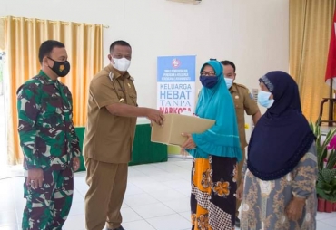 Pj Bupati Labuhanbatu Berikan Tali Kasih Kepada Masyarakat Kurang Mampu  