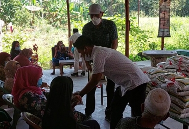 Roadshow di Datuk Tanah Datar Kadin Batu Bara Bagikan Paket Sembako 