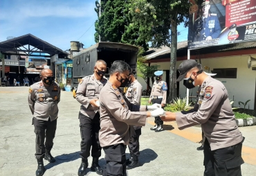 Bagikan Sarung Tangan Bagi Personil Ini Pesan Kapolres Tanah Karo