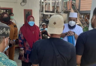 Walikota Serahkan Langsung Bantuan kepada 2 Warga Korban Kebakaran
