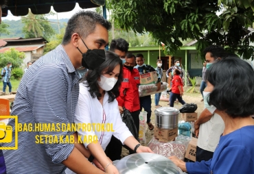 Wabup Karo Serahkan Bantuan Bagi Korban Bencana Kebakaran