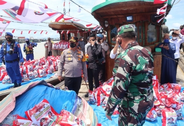 Naiki Kapal Kapolres Batu Bara Bersama KSJ Bagikan Paket Sembako Ke Nelayan