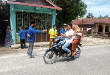 Semangat Meriahkan HUT RI KNPI Nibung Hangus Berbagi Masker dan Vitamin