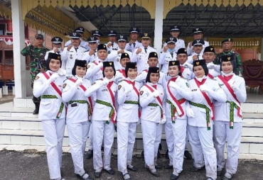 Berfose Foto Tanpa Masker Camat Air Putih Tuai Kritikan Tokoh Pemuda