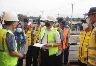 Tinjau Jembatan Pulau Baai 2 Gubernur Rohidin Ingatkan Pentingnya Pelibatan Masyarakat Hingga Keselamatan Kerja
