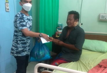 FWP Serahkan Tali Asih Kabareskrim pada Jukir Korban Ditembak  Perampok 