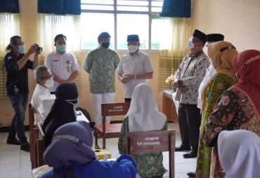 Gubernur Rohidin Tinjau Vaksinasi Pelajar di MAN 2