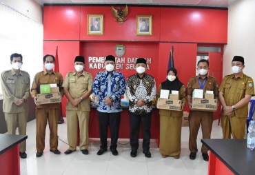 BUPATI Serahkan Bantuan Alat Kesehatan Ke Puskesmas Se-Kabupaten Seluma