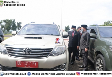 Penyerahan Empat Unit Mobil Dinas Kepada Pejabat Di Lingkungan Pemerintahan Kabupaten Seluma