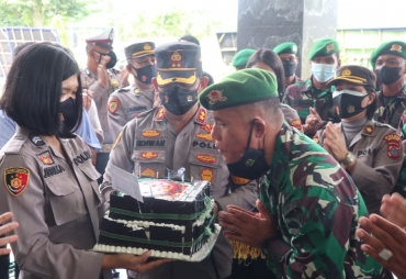 HUT TNI ke-76 Polres Batubara Berikan Suprise Ke Yonif 126/Kala Cakti