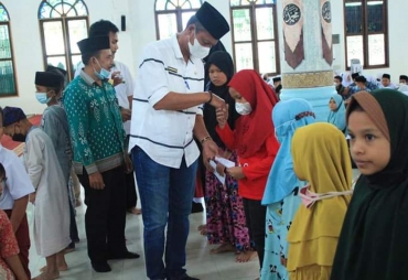 Wakili Bupati Labuhanbatu Serahkan Zakat dari Baznas