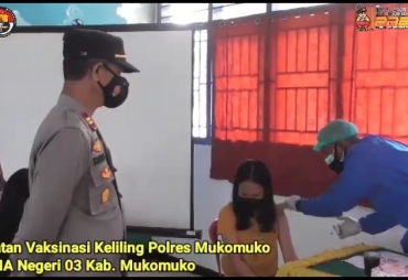 Vaksinasi Keliling Polres Mukomuko Sambangi SMAN 3