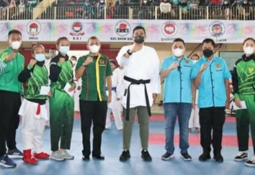 Buka Kejuaraan Karate Walikota Disematkan Sabuk Hitam